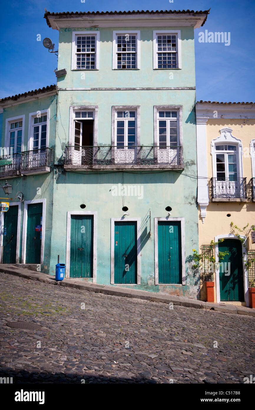 Portugiesische Gebäude in Brasilien schräg durch die Straße bergab Stockfoto