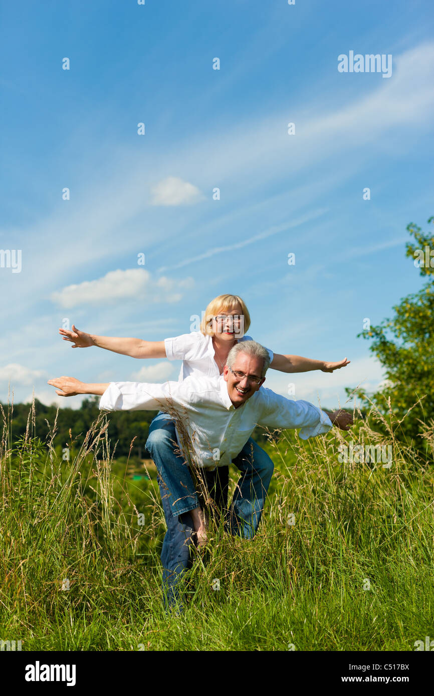 Gerne älteres paar - Senioren (Mann und Frau) bereits im Ruhestand - Spaß im Sommer in der Natur Stockfoto