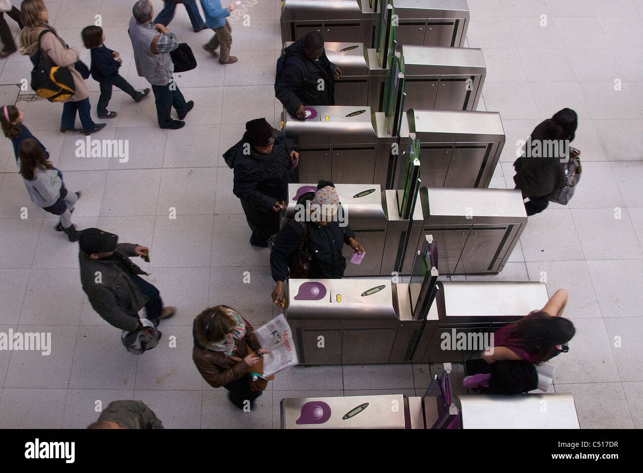 Menschen gehen durch Drehkreuze in u-Bahnstation Stockfoto