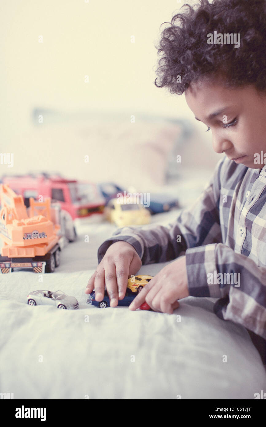Kleiner Junge spielt mit Spielzeug-Autos Stockfoto