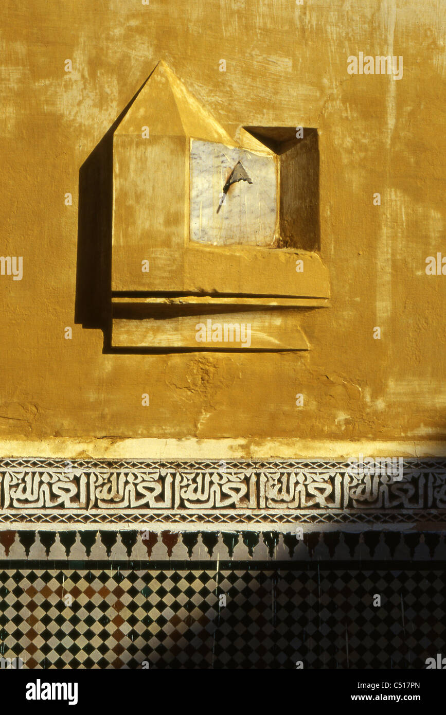 Sonnenuhr an Wand, Meknès, Marokko Stockfoto