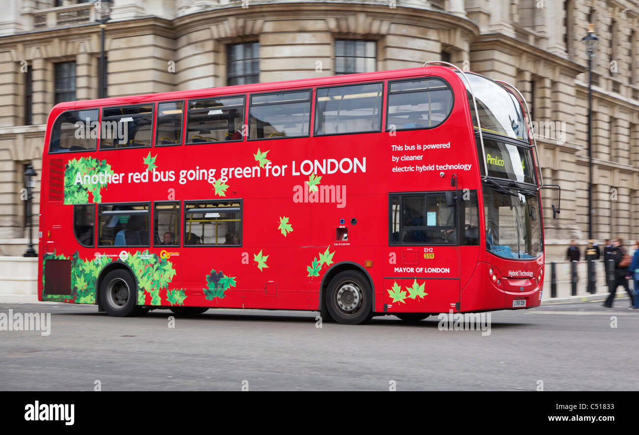 Ein weiterer roter Bus in Richtung Grün für LONDON Stockfoto