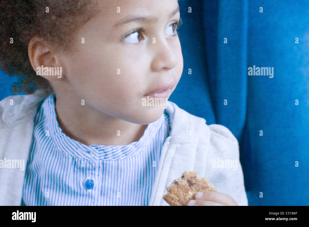 Kleine Mädchen essen cookie Stockfoto