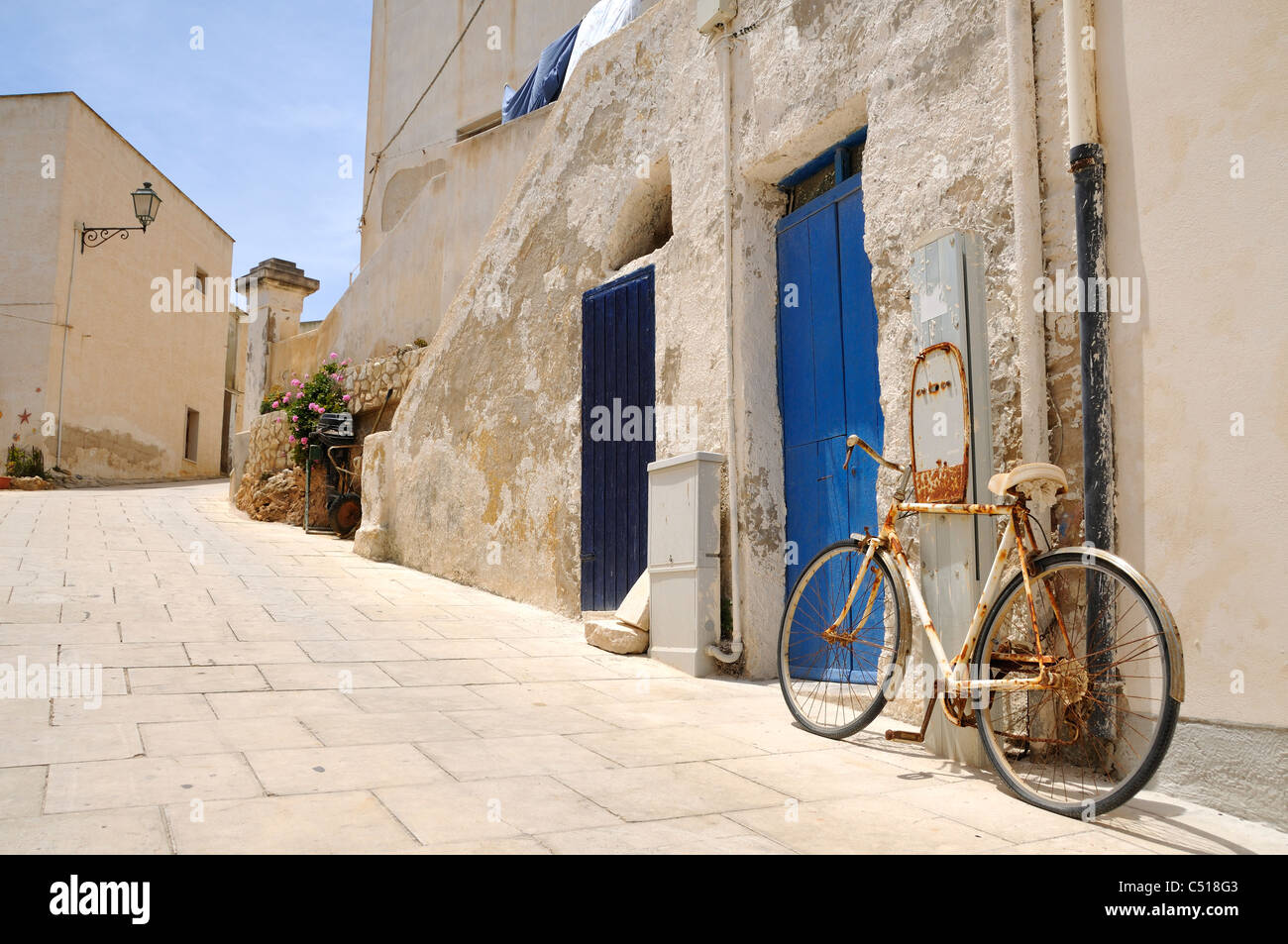 Fahrrad vor Haus, Levanzo, Ägadischen Inseln, Sizilien, Italien Stockfoto