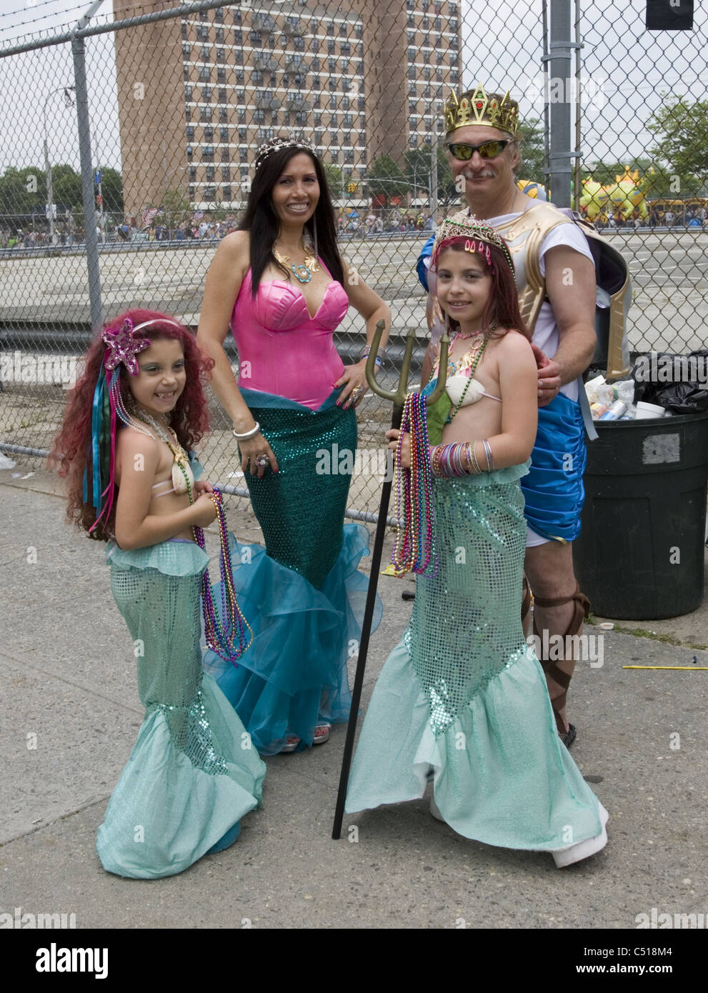 2011: Mermaid Parade Coney Island, Brooklyn, NY. Meerjungfrau-Familie warten, in die Parade zu marschieren. Stockfoto