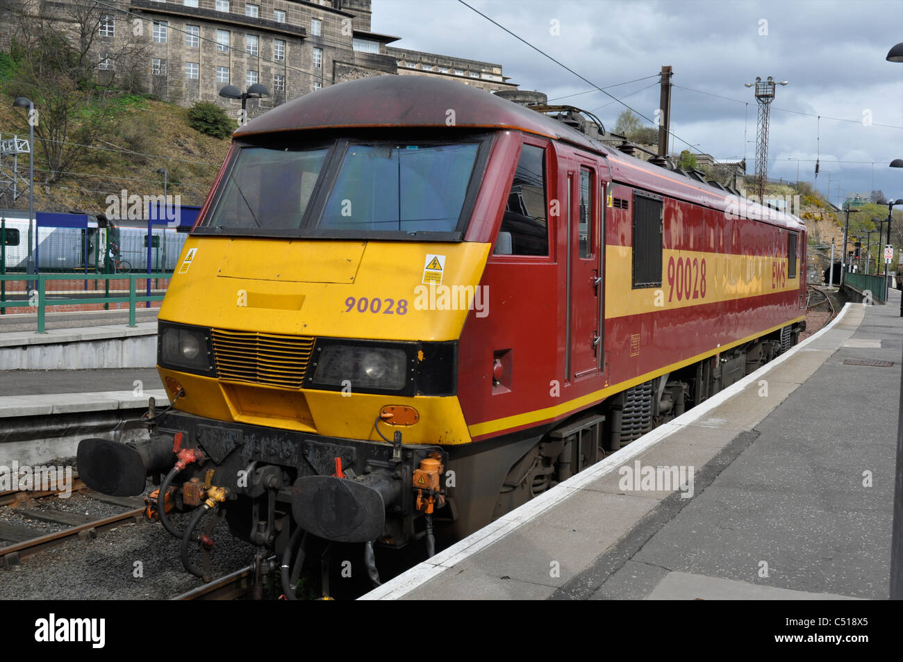 Klasse 90 Elektrolokomotive in Edinburgh Waverley Railway Station, Scotland, UK Stockfoto
