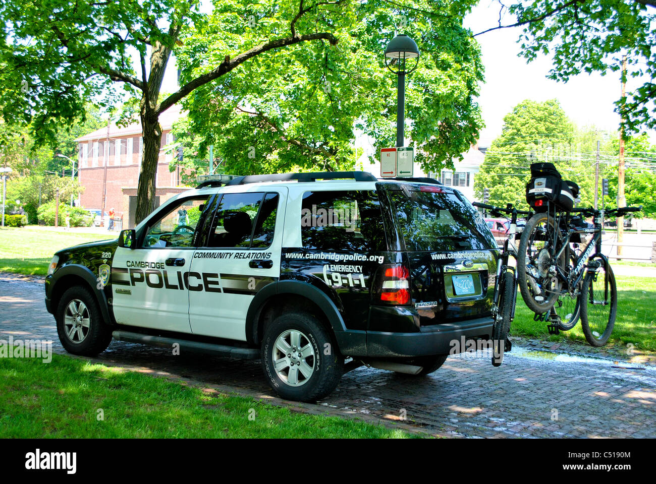 Polizeiauto (SUV) mit Fahrrädern montiert in den Rücken. Stockfoto