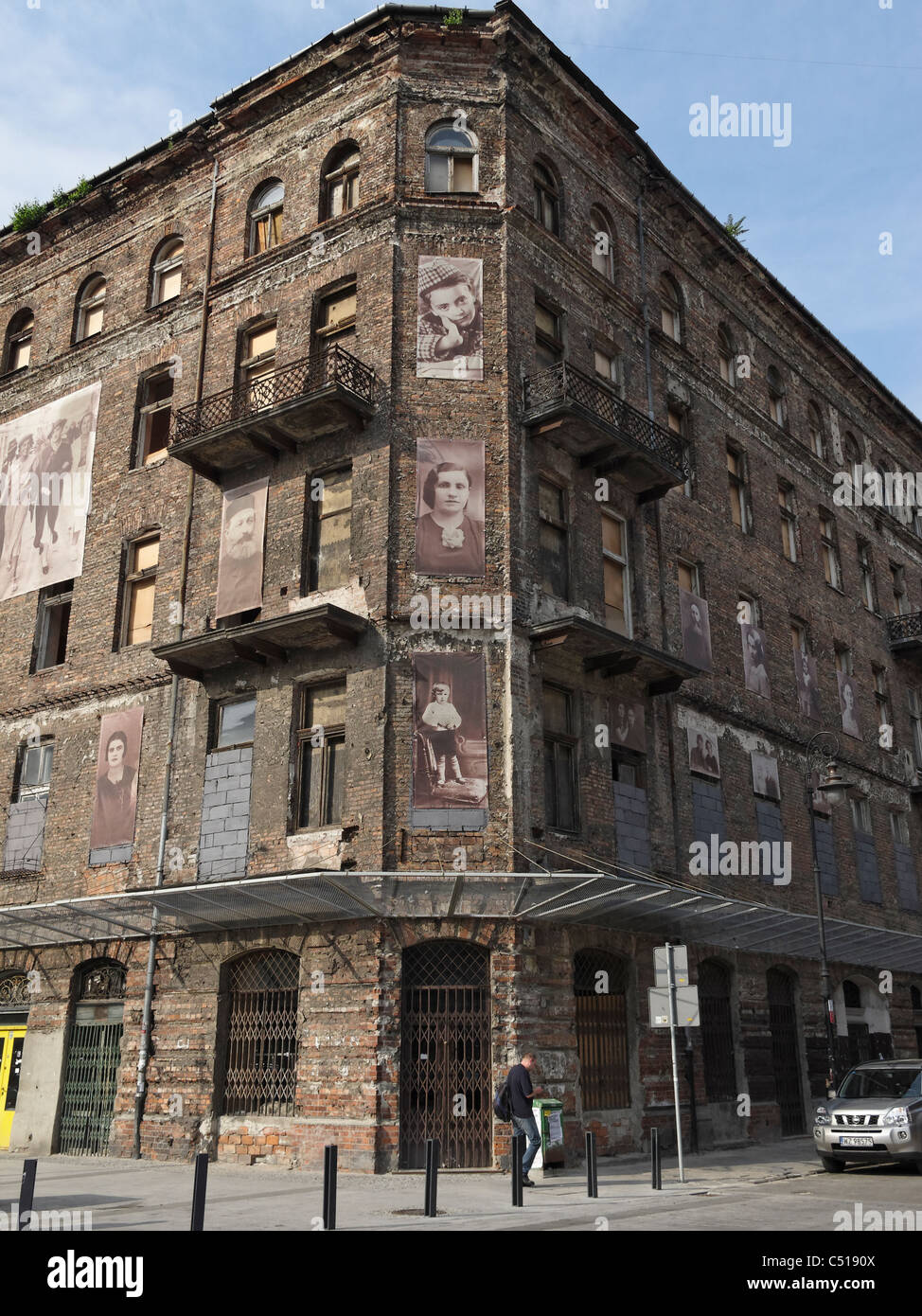 Eines der übrigen Gebäude des jüdischen Ghettos in Warschau, Polen. Fotos von ehemaligen Insassen sind an den Wänden befestigt. Stockfoto