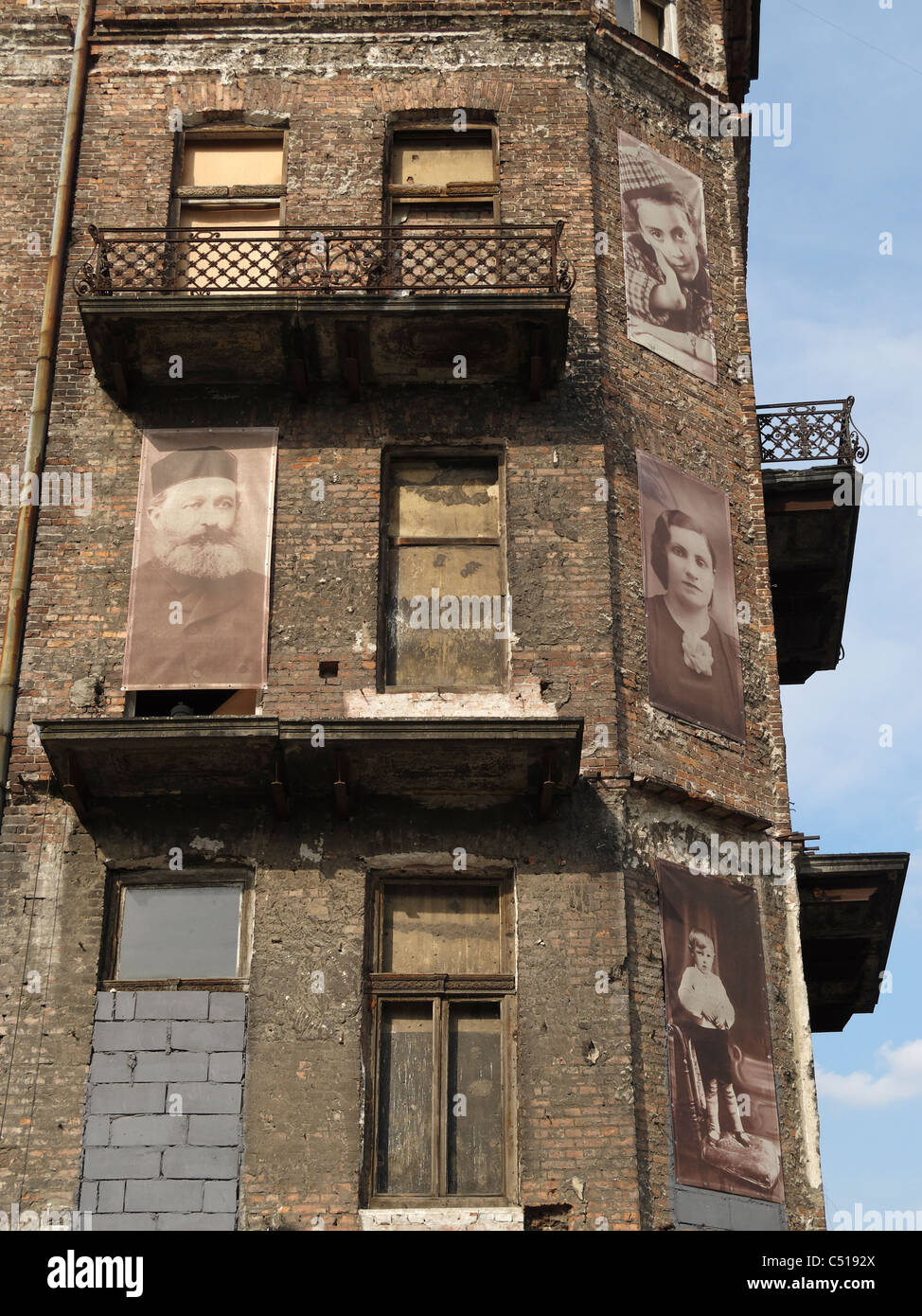 Fotos von Insassen des jüdischen Ghettos in Warschau, Polen, an den Wänden des restlichen Gebäudes in Ul Próżna. Stockfoto