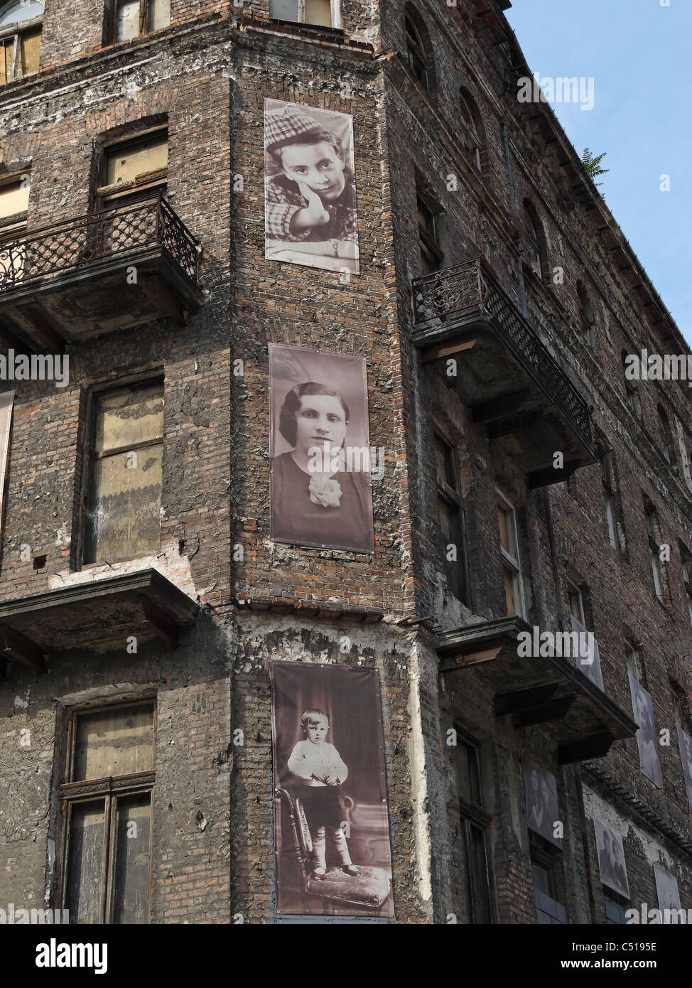 Fotos von Insassen des jüdischen Ghettos in Warschau, Polen, an der Wand eines verbleibenden Gebäudes im Ul Próżna. Stockfoto