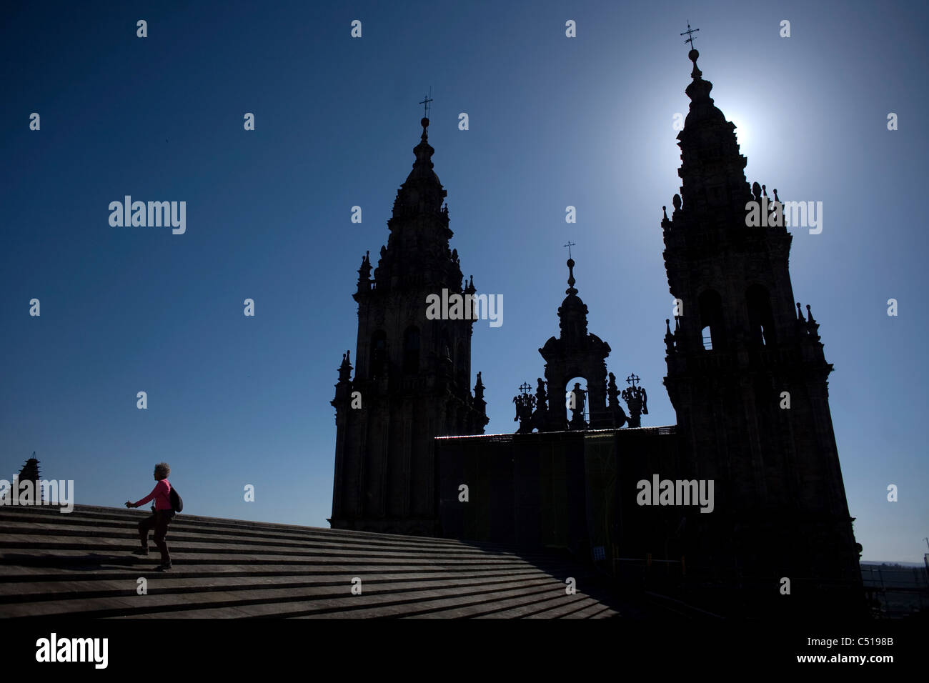 Ein Tourist geht in das Dach der Kathedrale von Santiago De Compostela, Spanien. Stockfoto