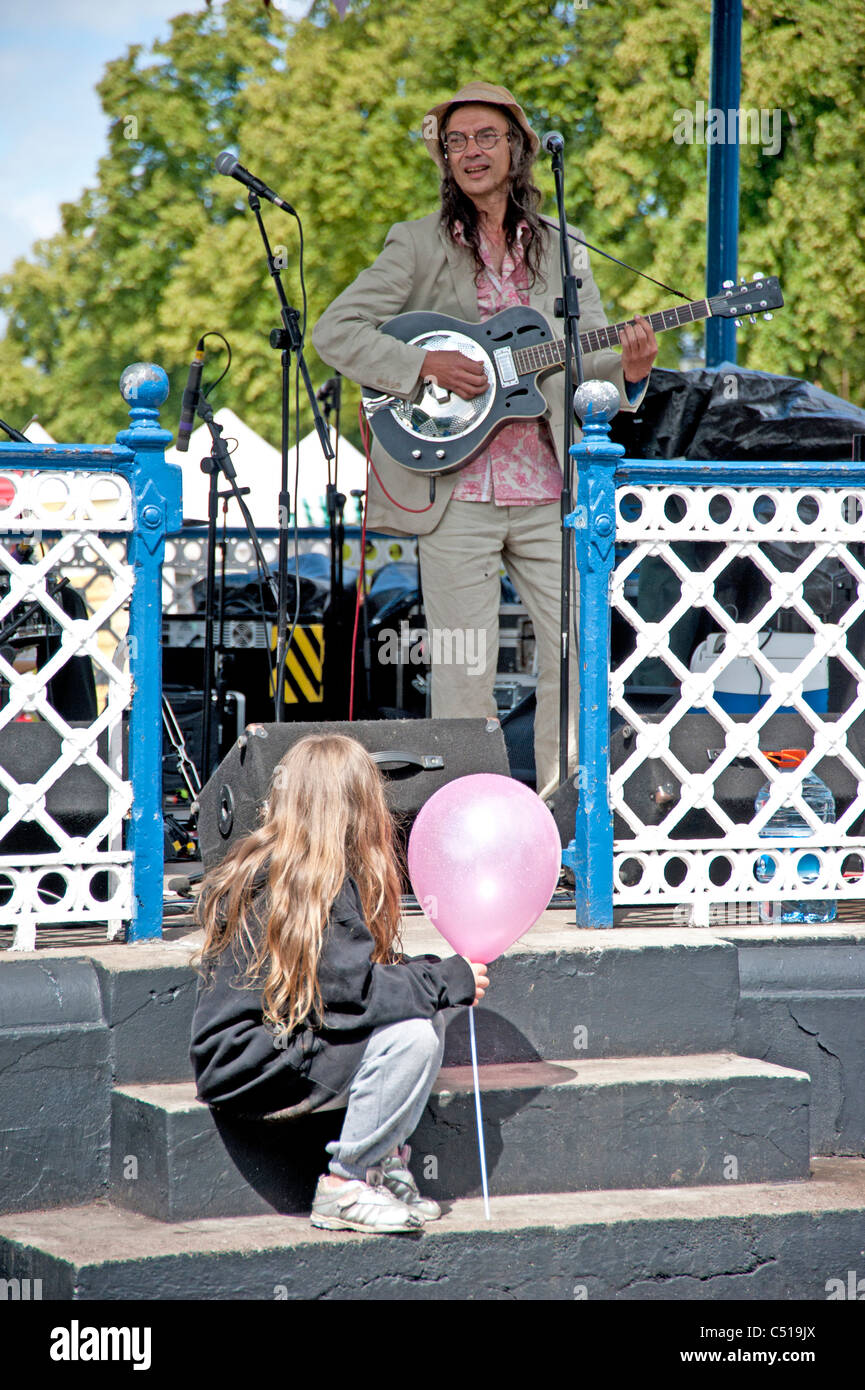 Mädchen mit Ballon gerade Musiker Stockfoto