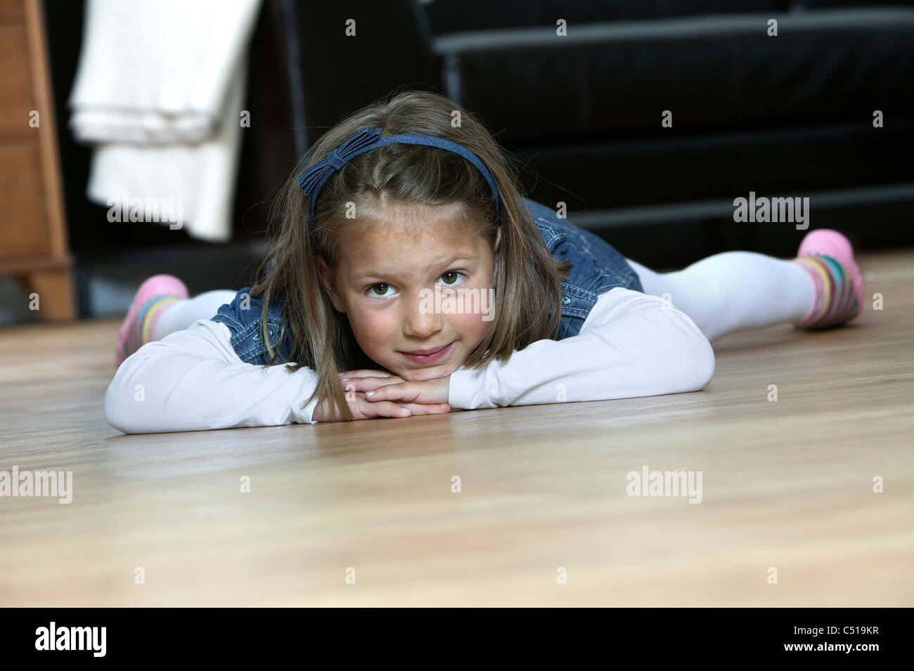Porträt des jungen Mädchens auf Boden zu Hause Stockfoto