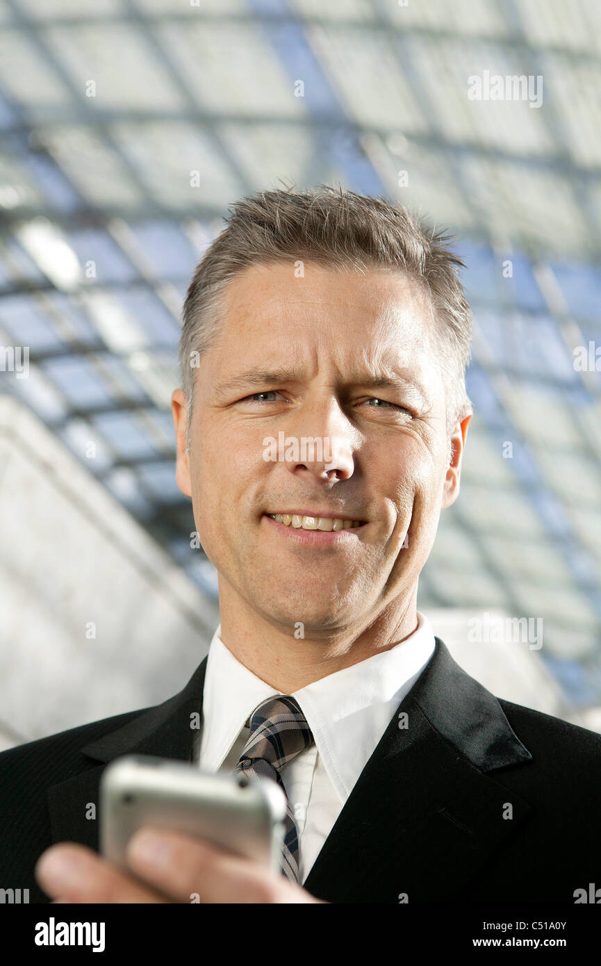 Porträt der Geschäftsmann mit Handy Stockfoto