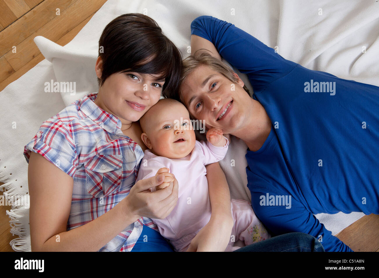 Porträt der glückliche junge Familie mit Baby girl Stockfoto