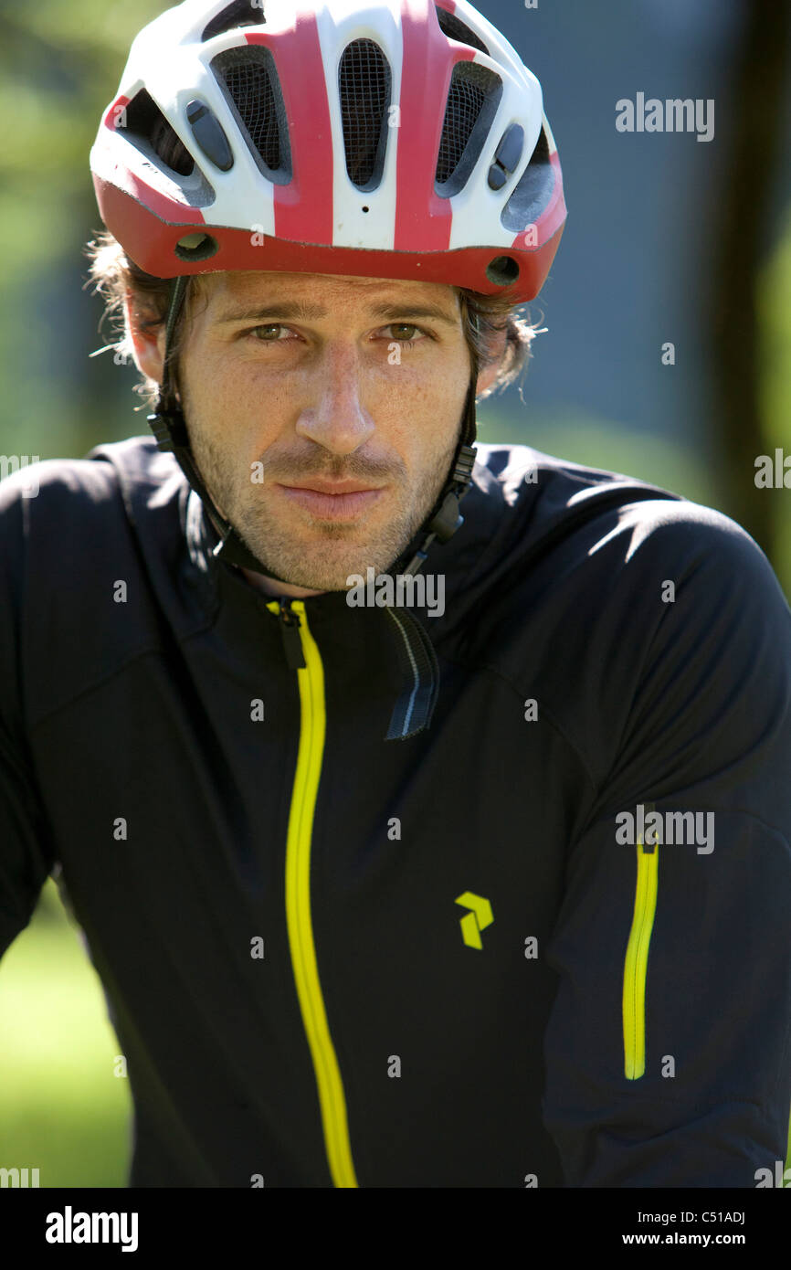 Porträt von männlichen Radfahrer mit Helm Stockfoto