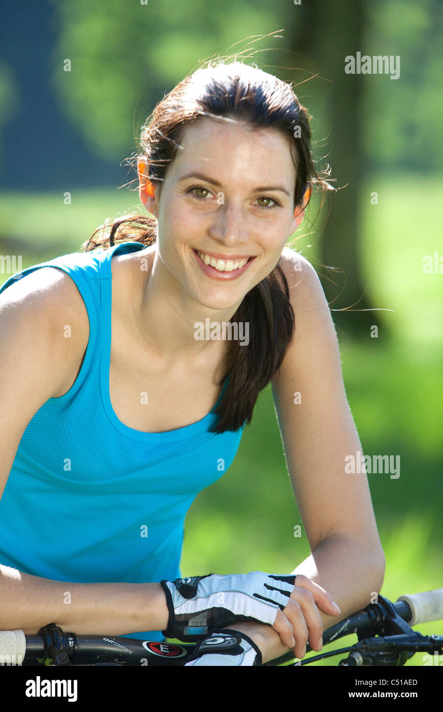 Porträt von weiblichen Radfahrer Stockfoto