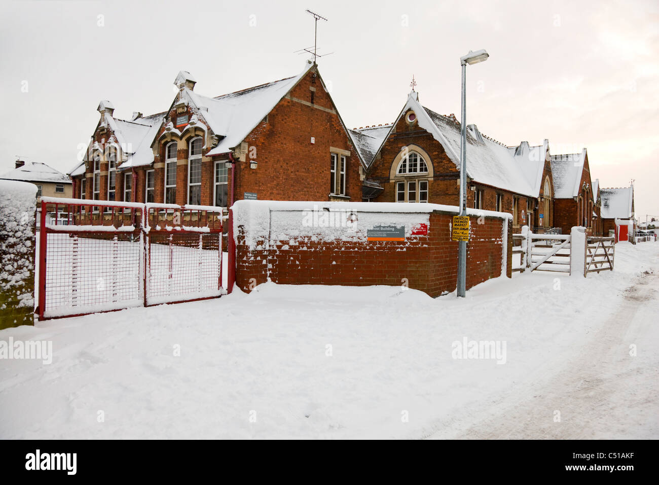 Junior oder Kleinkinder Schule in Swindon im Schnee geschlossen Stockfoto