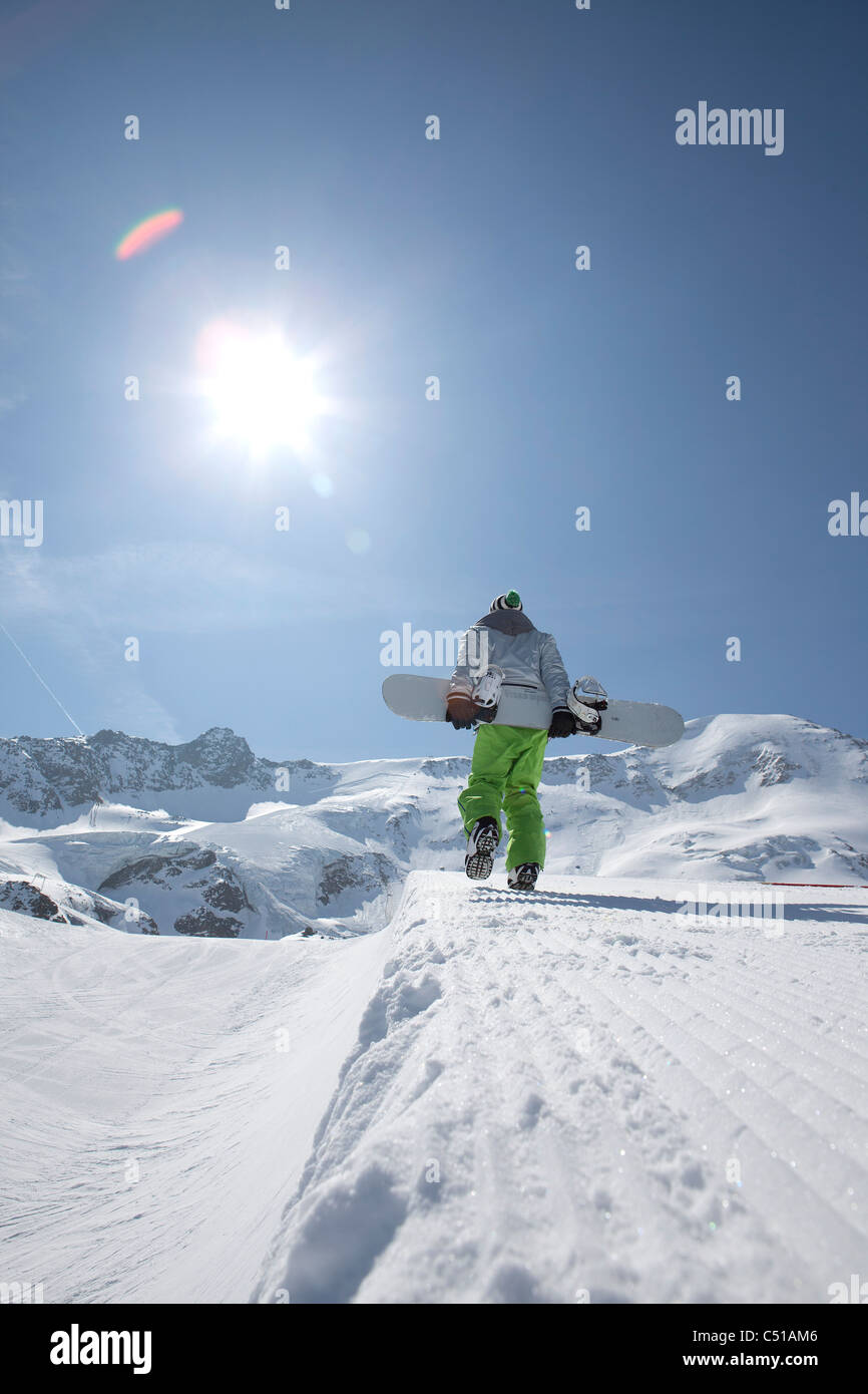 Mann in den Bergen mit snowboard Stockfoto