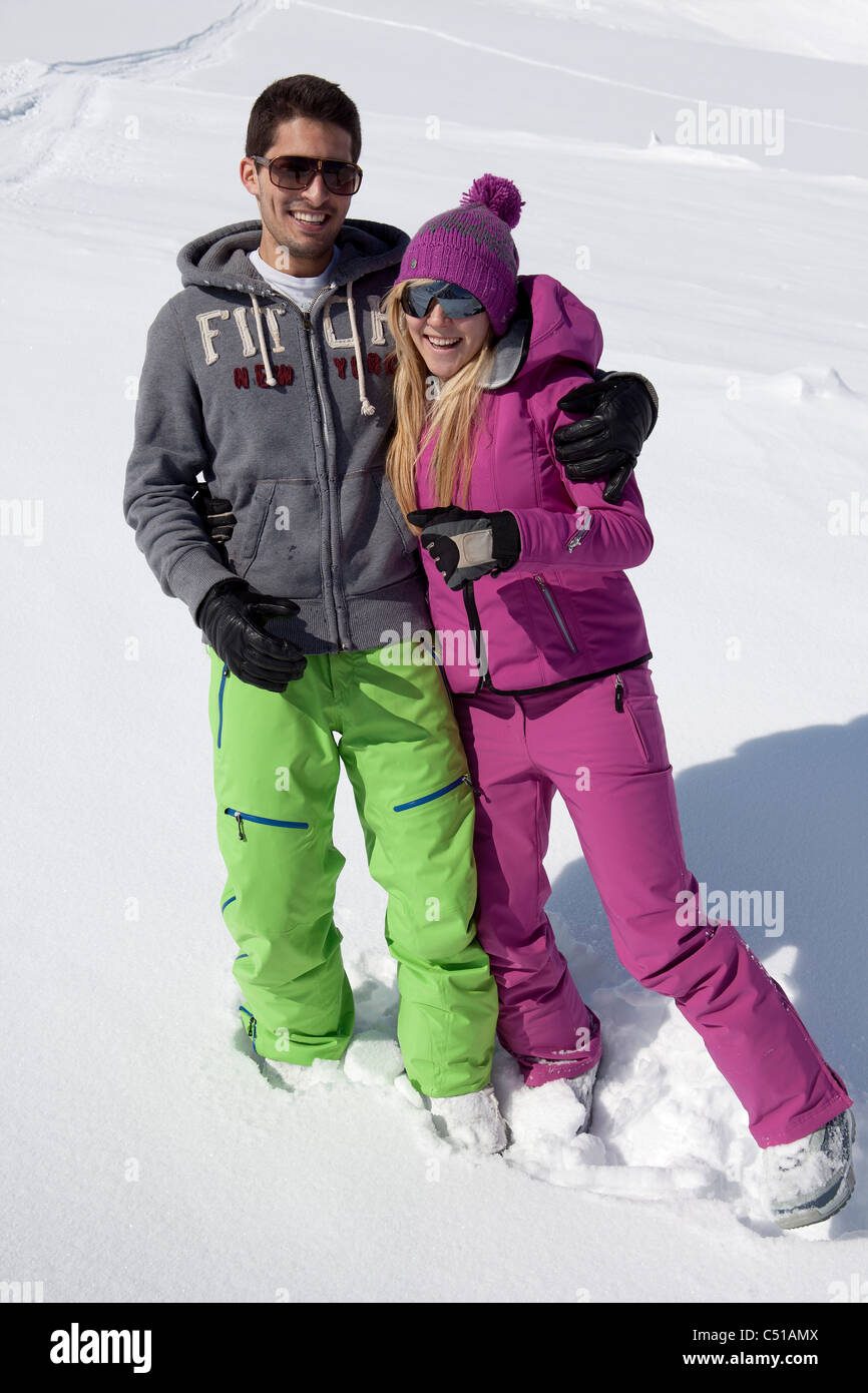 Porträt eines jungen Paares in den Bergen Stockfoto