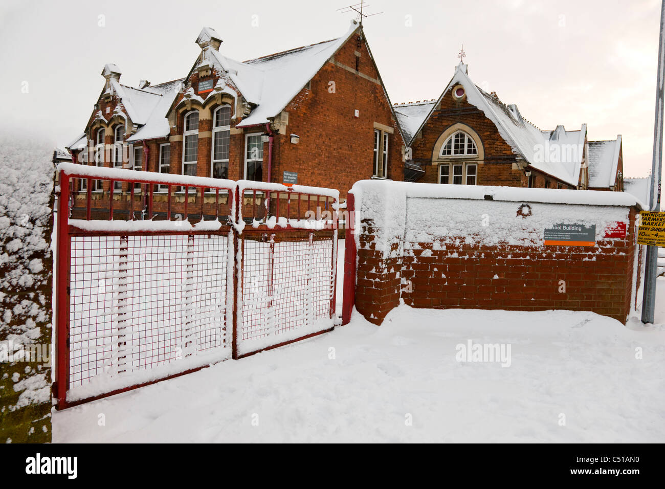 Junior oder Kleinkinder Schule in Swindon im Schnee geschlossen Stockfoto