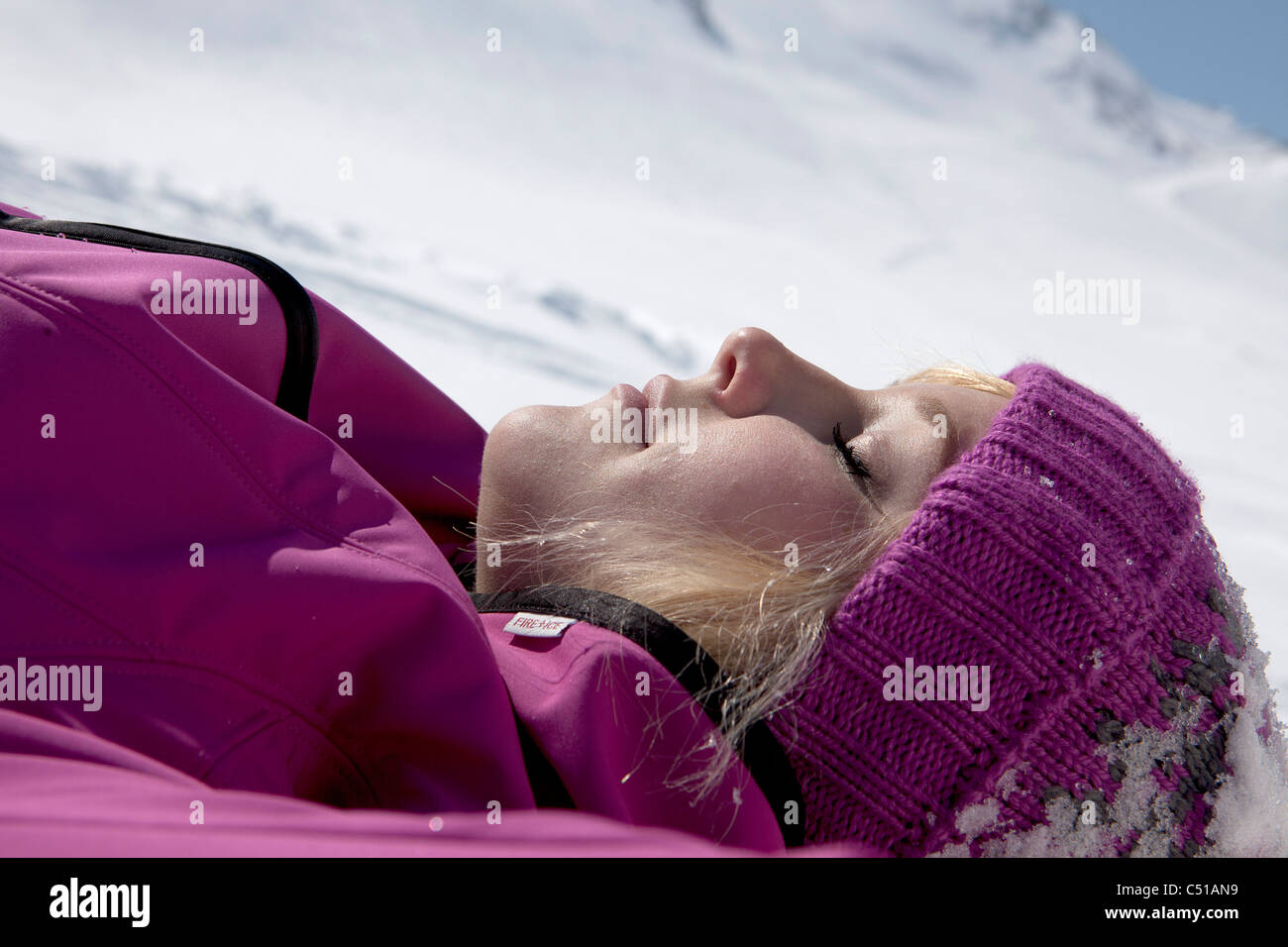 Porträt der jungen Frau im Schnee liegen dösen Stockfoto