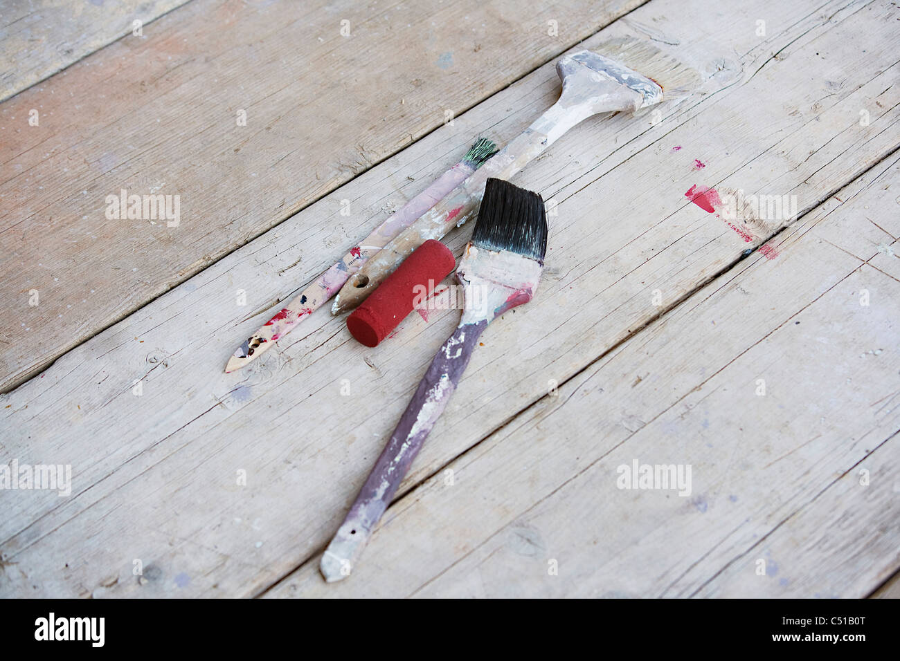 drei Pinsel auf dem Boden Stockfoto