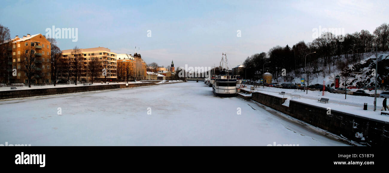 Finnland-Turku gefrorenen Hafen Fluss Stockfoto