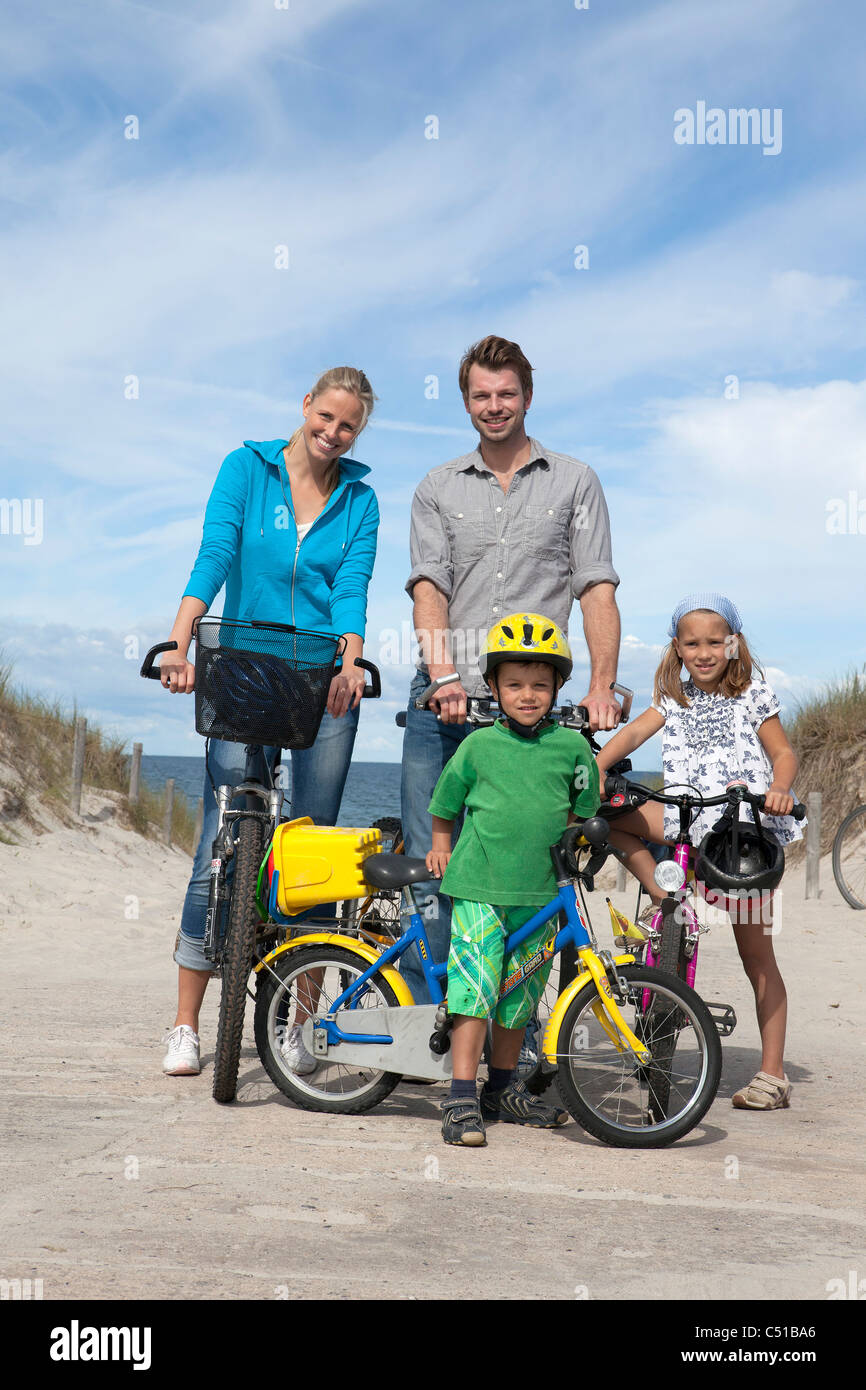 Familie Radfahren zusammen am Meer Stockfoto
