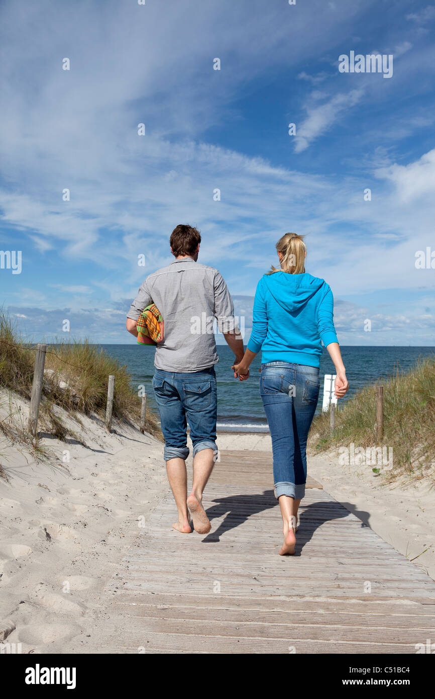 junges Paar hand in hand gehen in Richtung Strand Stockfoto