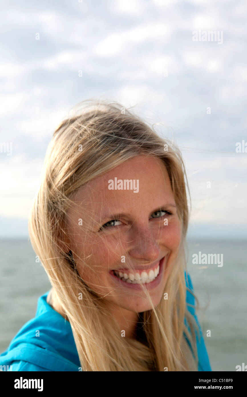 Porträt der jungen Frau am Strand Stockfoto