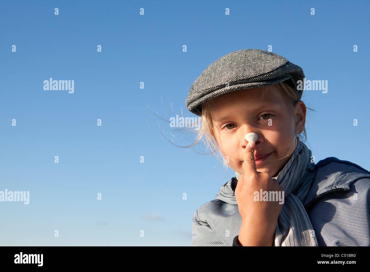 Porträt des jungen Mädchens setzen Lotion auf der Nase Stockfoto