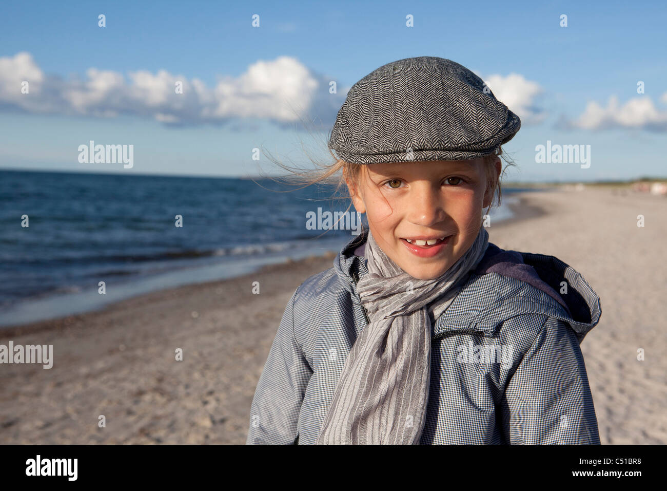 Porträt der jungen Mädchen am Strand Stockfoto