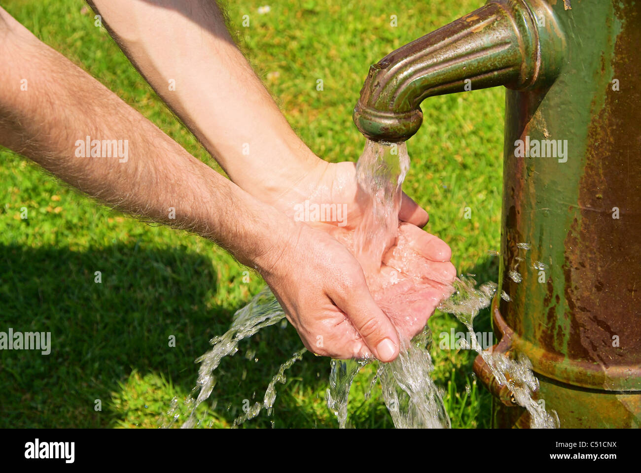 Bäckerlehrling Viskoseteile - Händewaschen 09 Stockfoto