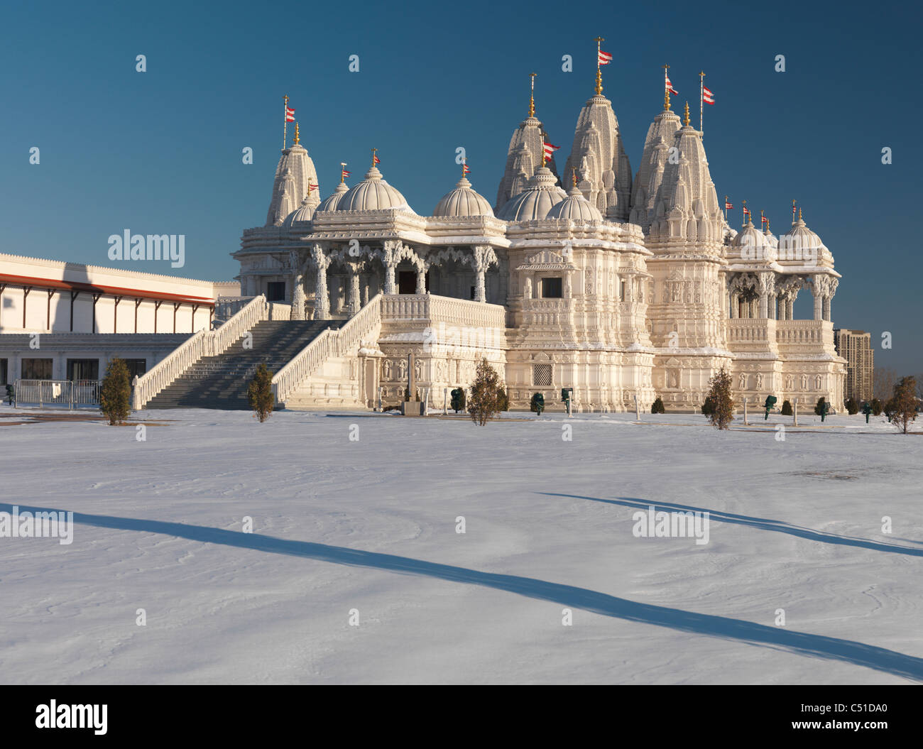 BAPS Shri Swaminarayan Mandir handgeschnitzte weißem Marmor Hindutempel Winter Landschaft. Toronto, Ontario, Kanada. Stockfoto