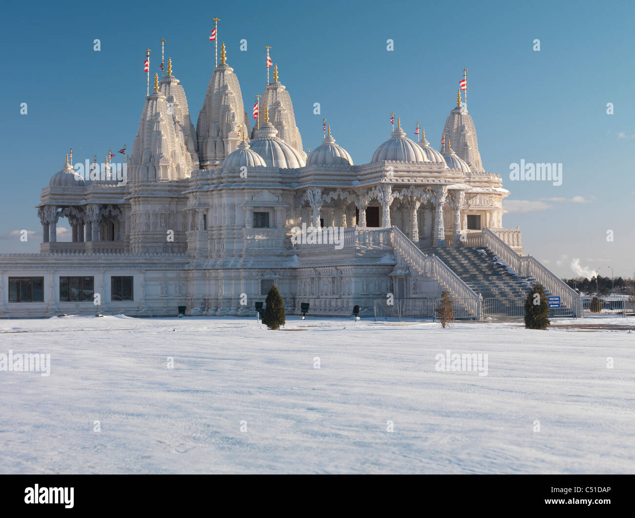 BAPS Shri Swaminarayan Mandir handgeschnitzte weißem Marmor Hindutempel Winter Landschaft. Toronto, Ontario, Kanada. Stockfoto