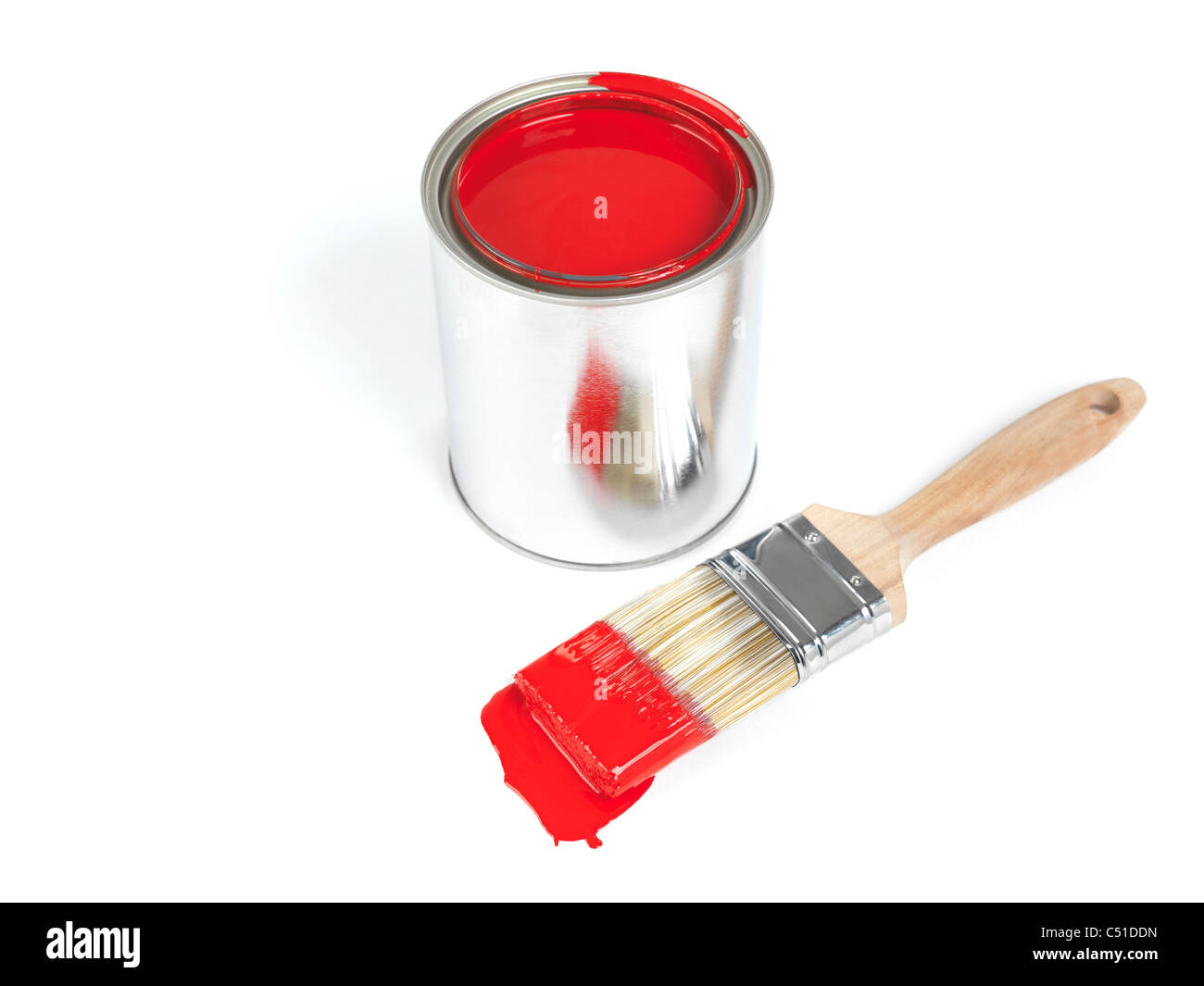 Malerei Pinsel und eine Dose rote Farbe isoliert auf weißem Hintergrund Stockfoto