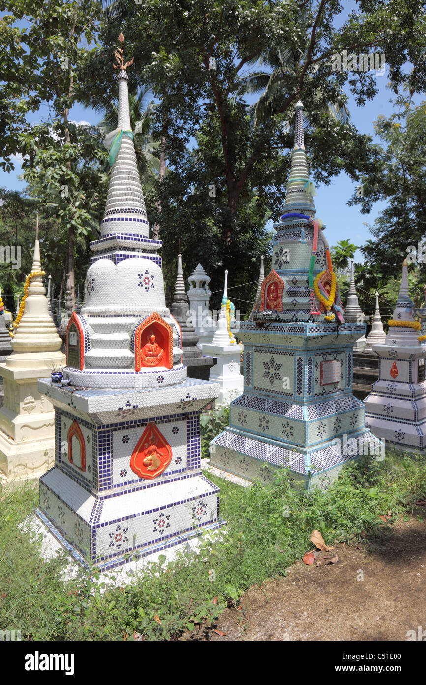 Funerary Denkmäler im Tempel Wat Bangkapom, Provinz Samut Songkhram, Zentral-Thailand Stockfoto