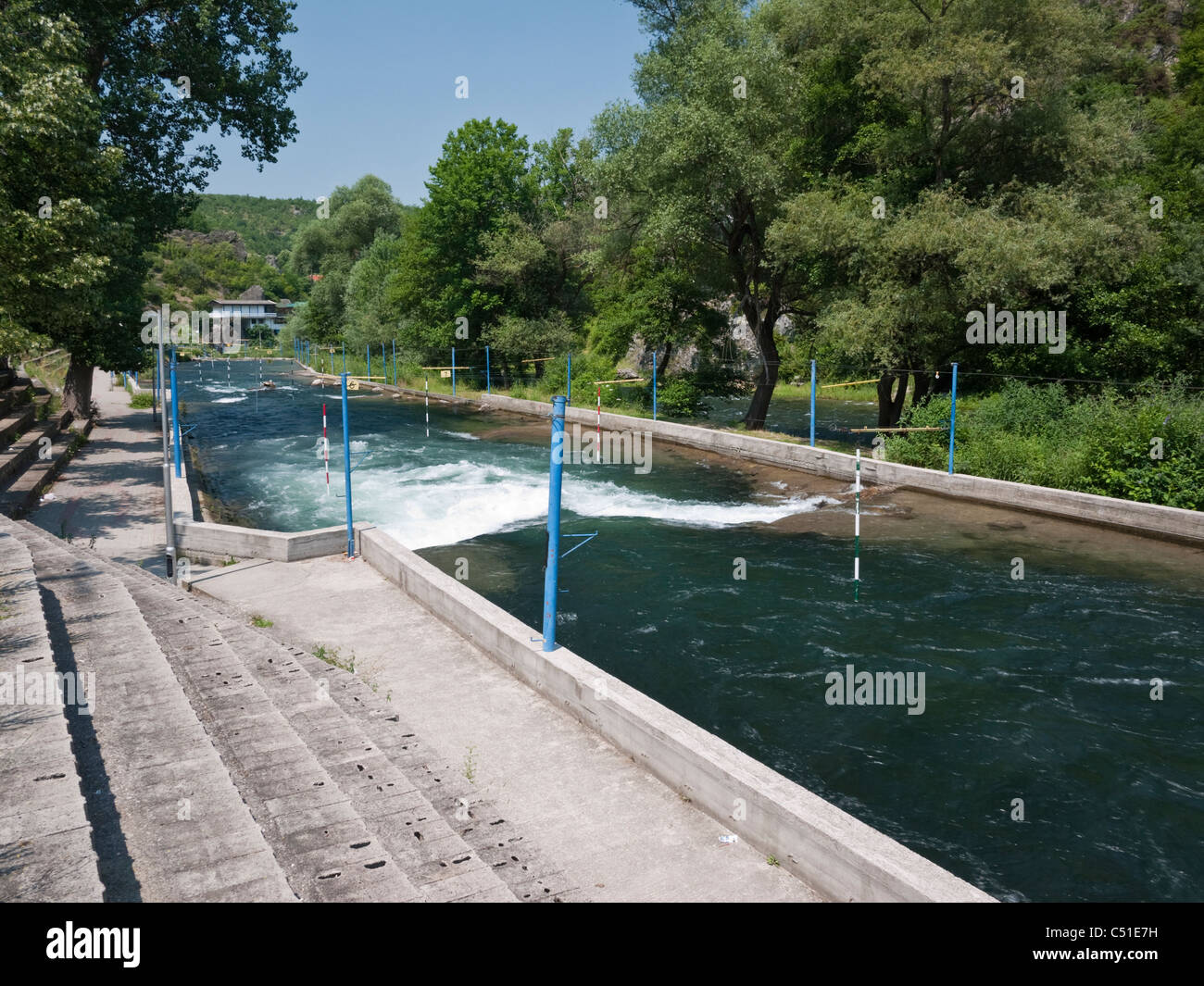 Wildwasser Slalom Fachgruppe Kajakfahren auf dem Fluss Treska bei Matka, Skopje, Mazedonien Stockfoto