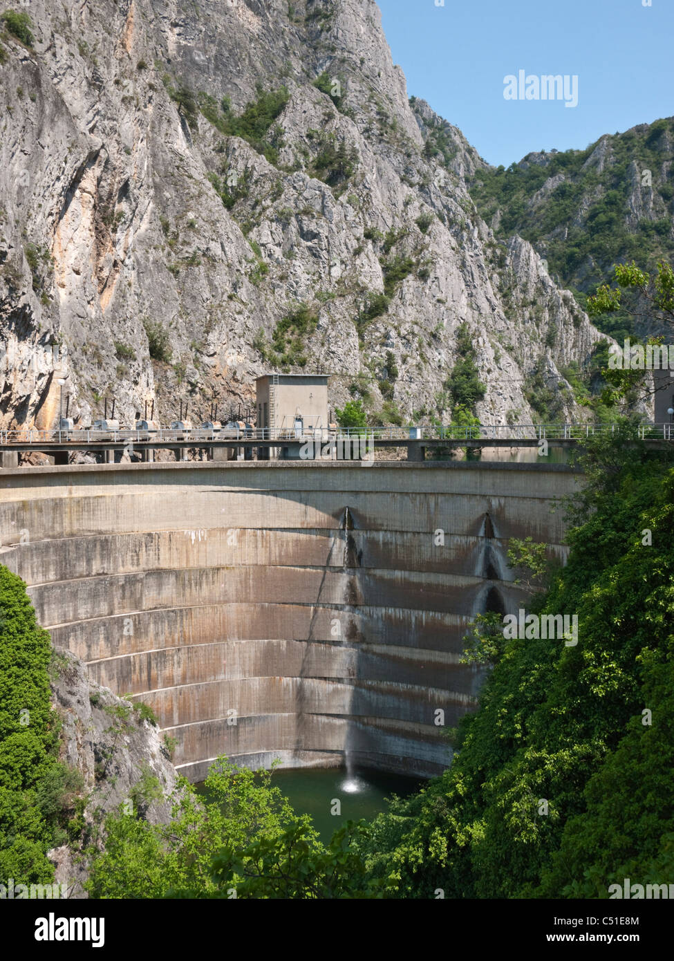 Damm auf dem Fluss Treska bildet ein Wasserkraftwerk Schema am Matka Canyon in der Saraj von Skopje, Mazedonien Stockfoto