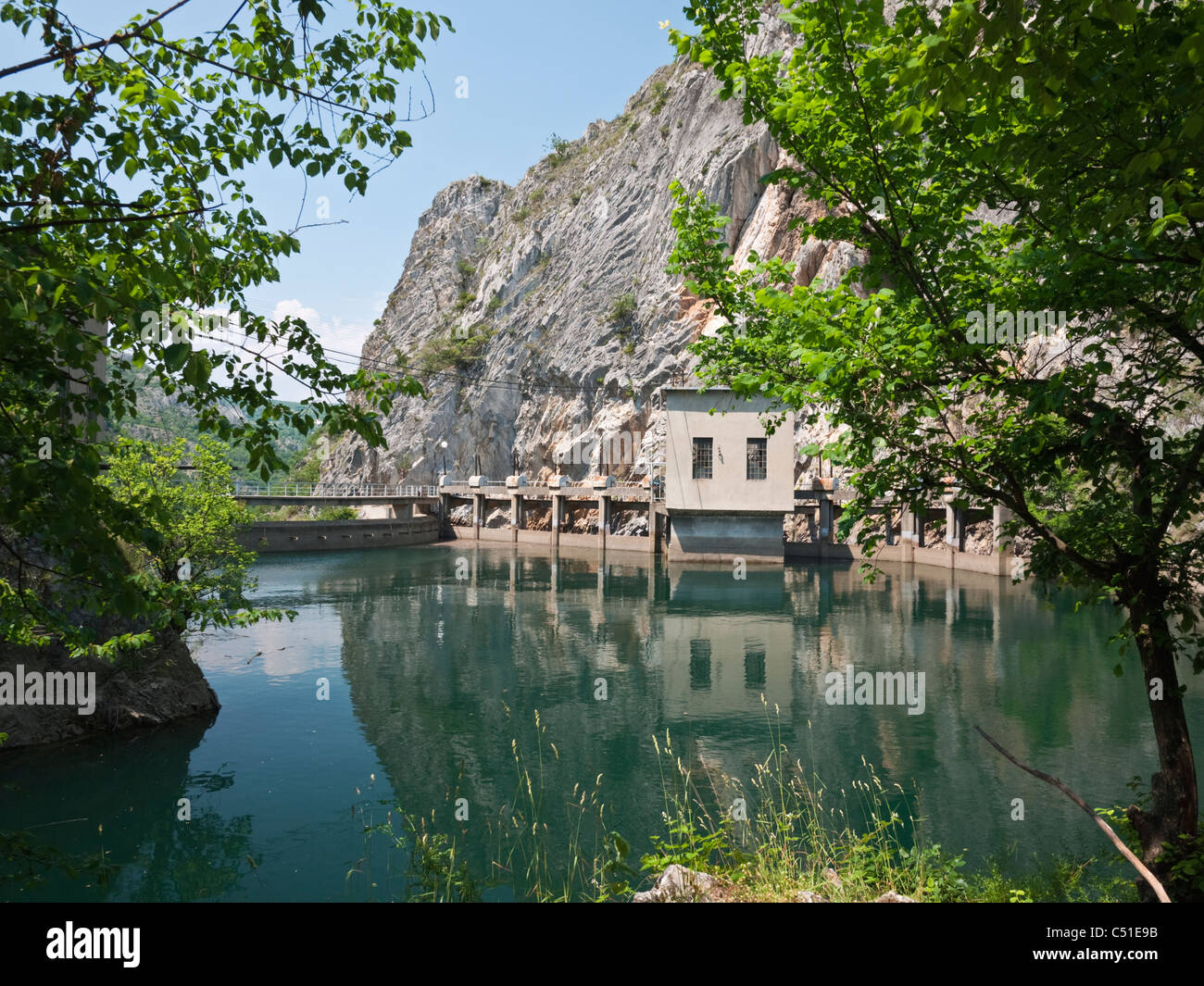 Damm auf dem Fluss Treska bildet ein Wasserkraftwerk Schema am Matka Canyon in der Saraj von Skopje, Mazedonien Stockfoto