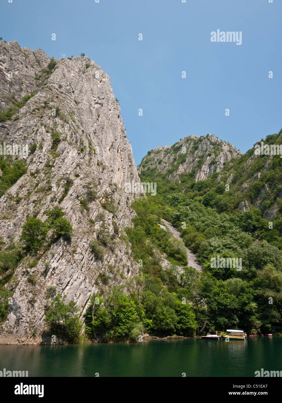 Klippen mit Blick auf Matka Canyon und See, gebildet durch den aufgestauten Fluss Treska, in der Nähe von Skopje, Mazedonien Stockfoto