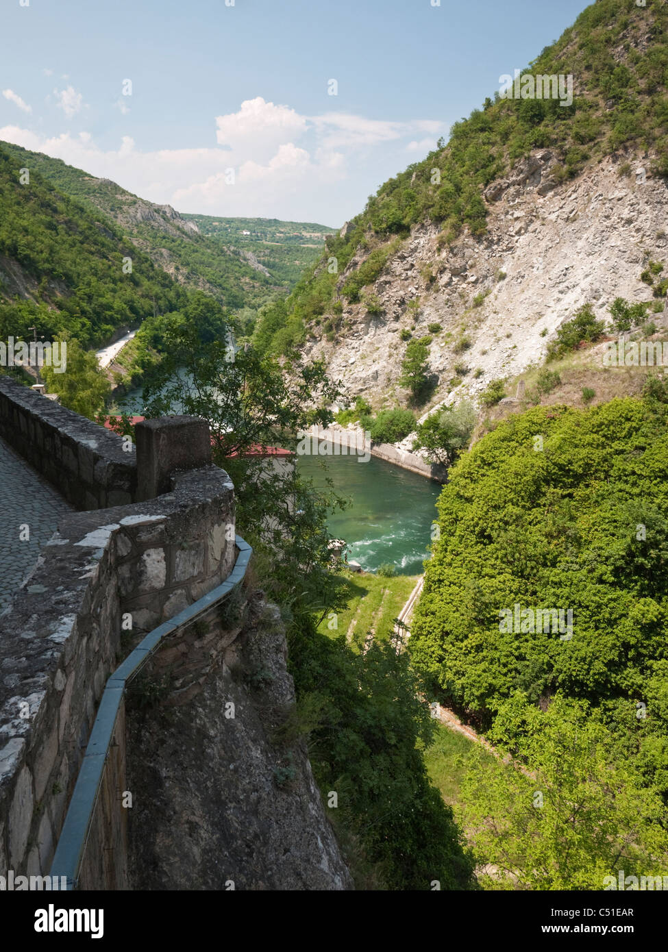 Der Fluss Treska verlässt Matka Canyon, aus betrachtet, in der Nähe das Wasserkraftwerk am Matka in Saraj Bezirk von Skopje, Mazedonien Stockfoto