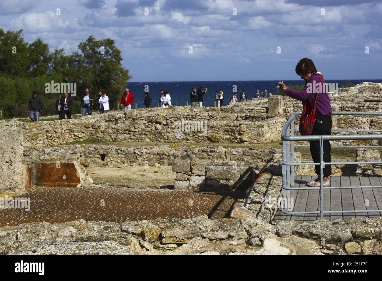 Afrika, Tunesien, Kerkouane archäologische Stätte, phönizische Ruinen, Mittelmeer, Touristen Stockfoto