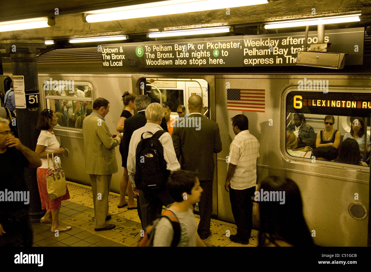 Lexington local 6 u-Bahn-Zug in der Station bei E. 51st Street in Manhattan. Stockfoto