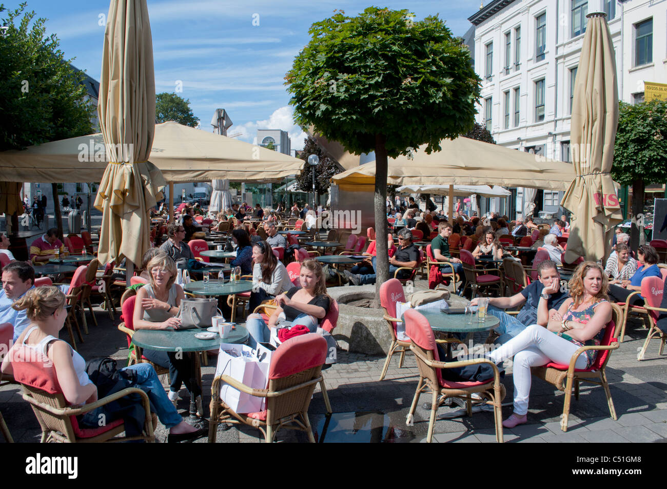 Menschen entspannen Sie sich in einem außen Café Restaurant im Freien unter der heißen Sonne in Antwerpen, Belgien. Stockfoto