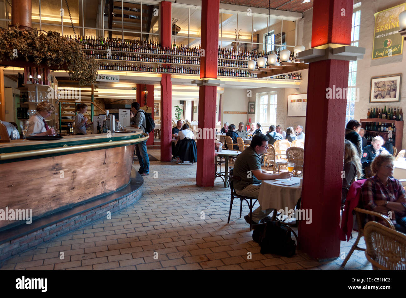 Trinkt man Bier in einer belgischen Bar in Brügge, Belgien. Stockfoto