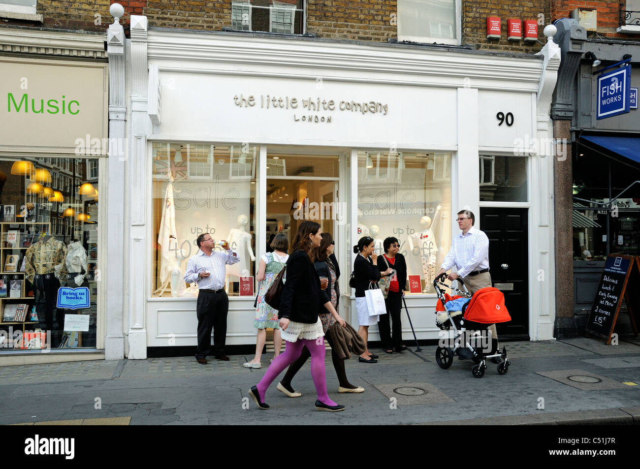 Der Little White Company Shop mit Menschen im Vordergrund und vorbei an Marylebone High Street London England UK Stockfoto
