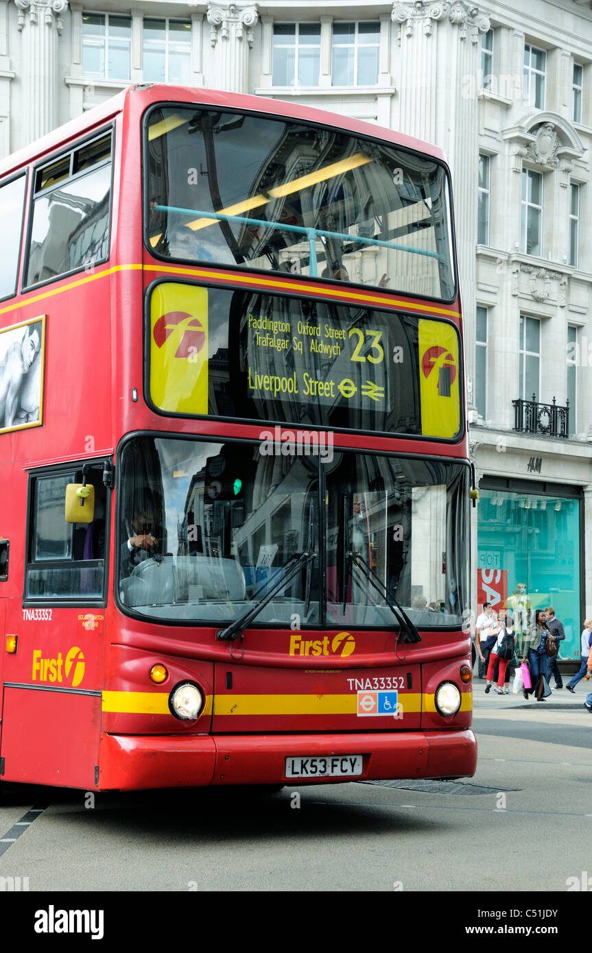 Red London Bus Nr. 23 Ziel Liverpool Street drehen Oxford Circus England UK Stockfoto