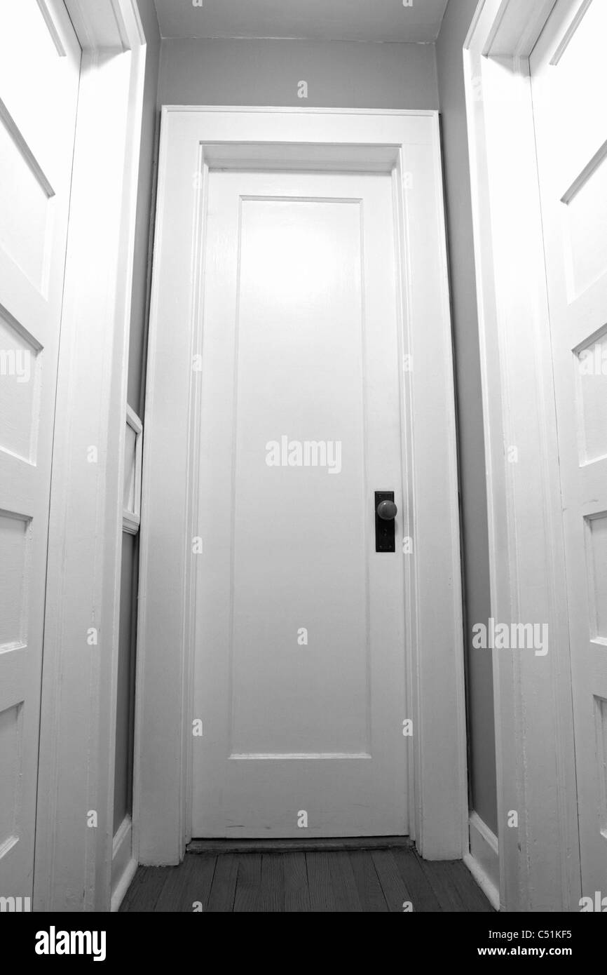Eine Reihe von verschlossenen Türen vorne in schwarz und weiß. Bild ist der Fotograf nach Hause. Stockfoto